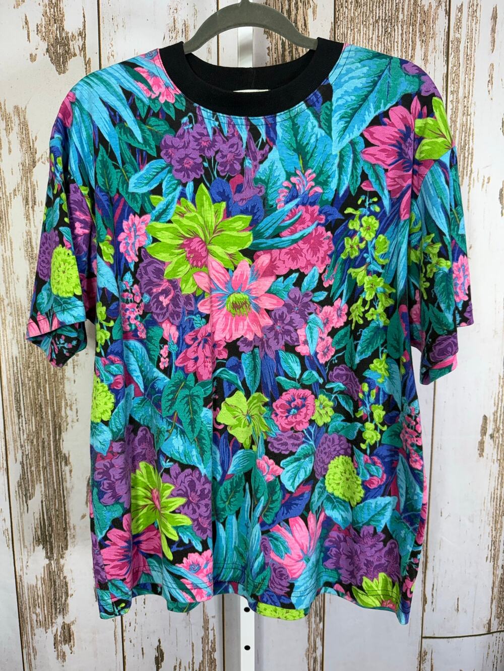 Discover. 90's Floral T-shirt. Size Medium. Excellent condition!